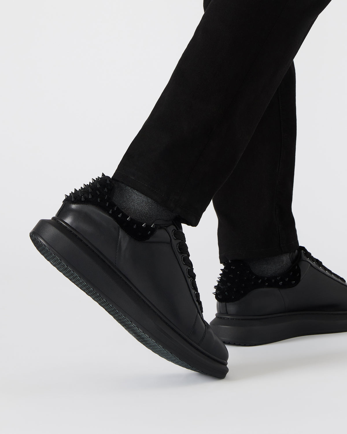 FROSTING Black Velvet Men's Low-Top Lace-Up Sneaker | Steve Madden US